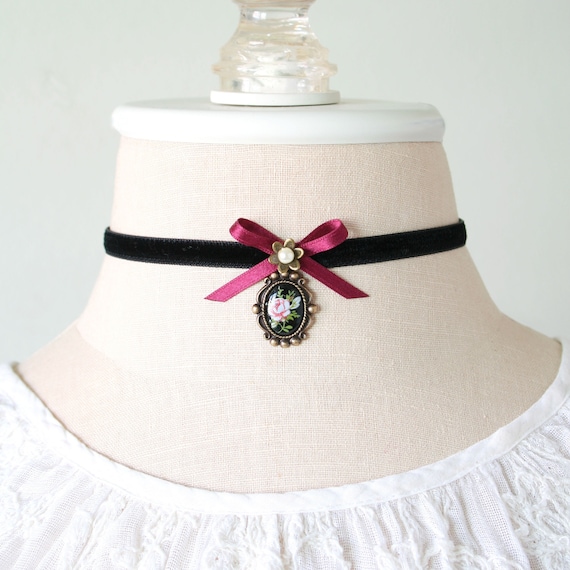 Romantic Choker Necklace with Rose Cameo Pendant