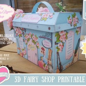 Könnte beinhalten: Ein hellblaues 3D-Feenladen-Druckmotiv mit Griff, verziert mit rosa Blumen und Ladendetails. Die Box hat ein abnehmbares Dach zur Aufbewahrung und zum Spielen. Der Text auf der Box lautet "Fairy Supplies" und "Potions & Spells".