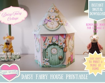 Könnte beinhalten: Ein druckbares Daisy Fairy House mit abnehmbarem Dach zur Aufbewahrung und zum Spielen. Das Haus hat eine grüne Tür, florale Akzente und den Text "Daisy Fairy House Printable". Das Haus ist mit Gänseblümchen und anderen Blumen dekoriert.