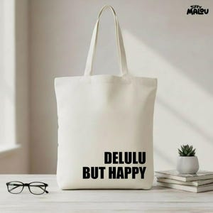 Delulu But Happy Tote Bag – Funny Gen Z Quote, Viral TikTok Saying, Cute Aesthetic Cotton Bag, Gift for Bestie