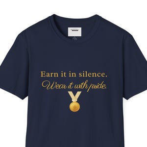 Camiseta "Gánatelo en silencio, llévalo con orgullo" / Camiseta con cita motivacional / Diseño minimalista de medalla de oro / Camiseta con mensaje de confianza