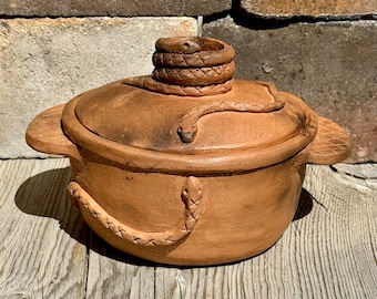 Micaceous Clay Cooking Pot, Snake Art, Lidded Bean Pot, Clay Cookware, Snake Pottery, Cynthia McDowell, Earthfired Pottery.