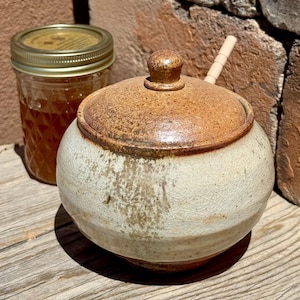 Pote de mel de grés: Pote de mel cozido em forno a lenha com colher de madeira.