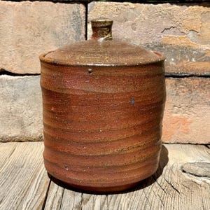 Tarro de cerámica cocida en leña con tapa, bote para harina, bote para golosinas de perro.