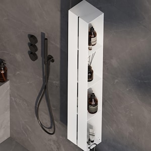 以下が含まれることがあります： 白く垂直なシャワー棚ユニット。茶色のボトルやチューブのトイレタリーが入ったオープンコンパートメントがあります。黒いシャワーヘッドとコントロールが灰色のタイルの壁に取り付けられています。ブラシがぶら下がっています。