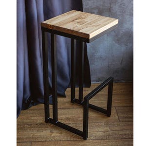 Loft Bar Stool with Pine Wood Seat and Powder-Coated Steel Frame, Footrest for Comfort – Modern Design, 75 cm Height