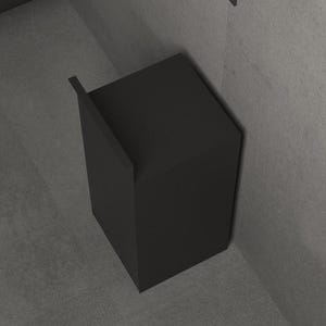 以下が含まれることがあります： マットブラックの長方形の収納ボックスまたはゴミ箱。すっきりとした幾何学的なデザインで、片側の垂直パネルが上端からわずかに突き出ており、家庭やオフィスでの整理整頓に適した、しっかりとした均一な外観を提供します。