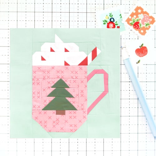 Molde em PDF para bloco de colcha com estampa de caneca de chocolate quente natalina - Inclui instruções para blocos finalizados de 15 cm, 30 cm, 45 cm e 60 cm.
