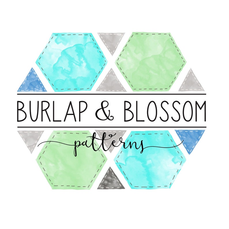 Puede incluir: Un logotipo para Burlap & Blossom patterns con un dise&ntilde;o geom&eacute;trico de hex&aacute;gonos y tri&aacute;ngulos de color turquesa, verde y gris.