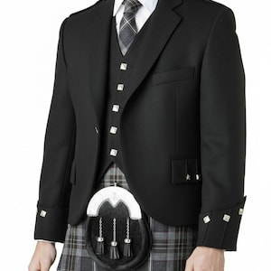 Puede incluir: Chaqueta formal negra con botones plateados y detalles en los puños. La chaqueta se combina con un chaleco a juego y una corbata estampada. Un kilt y un sporran tradicionales completan el conjunto, mostrando un estilo formal clásico.