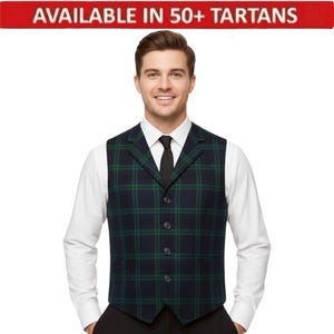 Op de afbeelding: Een marineblauwe en groene geruite vest met een zwarte stropdas en een wit overhemd. De vest heeft een knoopsluiting en een klassiek, op maat gemaakt ontwerp. De tekst "AVAILABLE IN 50+ TARTANS" staat in een rode banner erboven.