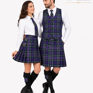 Peut inclure: Une jupe kilt plissée avec deux boucles latérales et un ensemble kilt, gilet et cravate assortis dans un motif tartan violet, bleu et vert. L'ensemble comprend des chemises blanches et des chaussettes hautes noires. Texte : Available in 60+ Tartans.