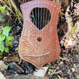 Lyra i rosenträ: 12 metallsträngar, lyra i hjärtformad blomdesign med gratis nyckel och sträng bild 4
