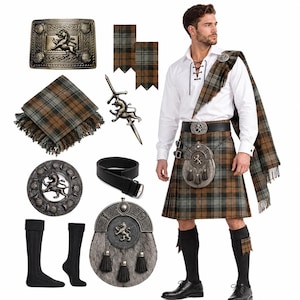 Peut inclure: Une tenue écossaise complète comprenant un kilt à carreaux marron et gris, une chemise blanche à lacets, une ceinture en cuir noir avec une boucle à motif de lion, un sporran en fourrure à trois pompons, des chaussettes noires et une broche.