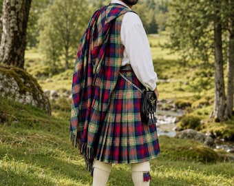 Può includere: Un abbigliamento tradizionale composto da un kilt pieghettato con motivo tartan rosso, blu, verde e giallo, uno scialle abbinato, una camicia bianca a maniche lunghe, un basco nero, calze a coste color crema, scarpe in pelle nera e uno sporran.