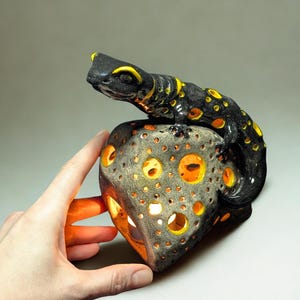 Salamandra de cerámica: figura artesanal, candelabro y lámpara de noche con diseño de reptil. Hecha a pedido.