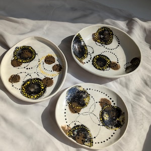 Handgemachte Keramik-Teller-Set, Ringhalter mit organischem Spot-Muster, Steinzeug-Schmucktablett