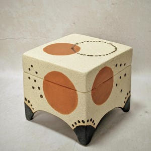 Caja de cerámica hecha a mano para guardar objetos pequeños y joyas.