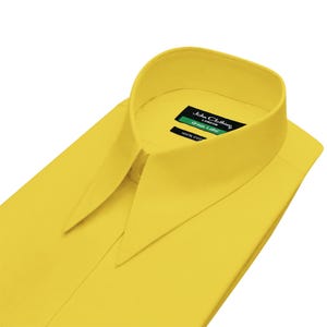 以下が含まれることがあります： 鮮やかな黄色のドレスシャツ。襟は尖ったデザインで、滑らかな生地で作られています。ラベルには「John Clothier London Green Label 100% COT」と記載されています。