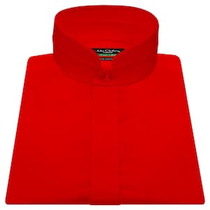 Puede incluir: Una camisa roja brillante con cuello mao. La camisa está cuidadosamente doblada, mostrando su textura suave y su frente abotonado. El cuello tiene una pequeña etiqueta con texto.