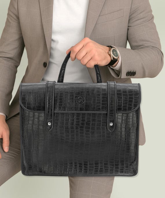 【美品/職人製】A4 本革 クロコ型押し ノートカバー ポートフォリオ 黒 美品/職人製】A4 本革 クロコ型押し ノートカバー ポートフォリオ 黒