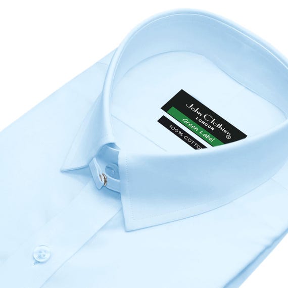 james bond dress shirt If there's one item that defines casual James Bond style it's the polo, particularly the blue polo. The polo is a staple of the Sean Connery and Daniel Craig casual Bond wardrobes,