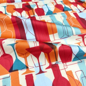 以下が含まれることがあります： クリーム色の背景に、赤、オレンジ、青の色合いのワイングラスとボトルの繰り返し模様が施された生地。 デザインは、無地とアウトラインの形状の両方を特徴とし、レイヤー効果を生み出しています。