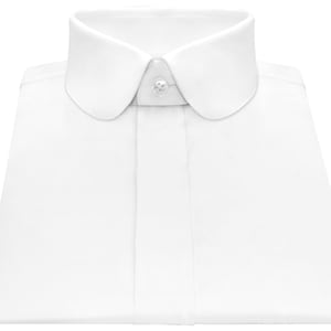 Puede incluir: Primer plano de una camisa blanca con cuello redondo y cierre de un solo botón. La camisa está cuidadosamente doblada, mostrando las líneas limpias de la tela. El cuello es un rasgo distintivo que añade un toque de elegancia.