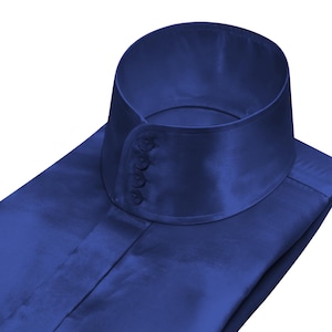 Camisa de hombre de satén azul marino con tapeta oculta y cuello mao alto. Traje de invitado para boda.