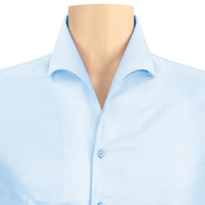 Könnte beinhalten: Hellblaues Hemd mit klassischem Kragen und Knopfleiste. Das Hemd ist aus einem glatten Stoff gefertigt und eignet sich für formelle oder geschäftliche Anlässe. Der Kragen ist klassisch gestaltet.