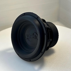 Puede incluir: Un altavoz de subwoofer negro con el texto "DS18" impreso en la parte delantera.