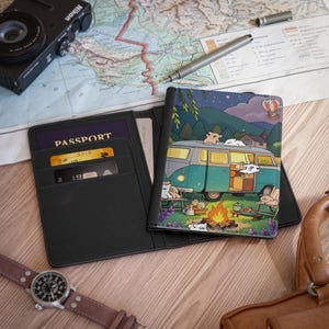 Etui na paszport w wersji obozowej dla maltańczyków i golden retrieverów. Uroczy portfel podróżny z motywem psa. Etui na paszport RFID. Prezent dla miłośników psów i podróżników.