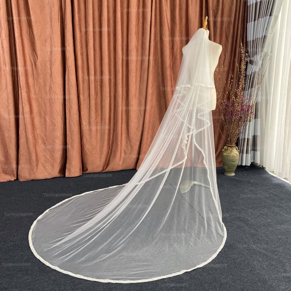 Elegant beaded ivory veil Ivory Beaded Edge Knee Length Wedding Veil 4466V main image 3
