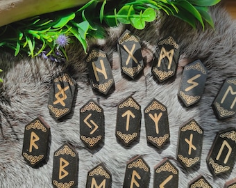 Juego de runas nórdicas, runas del Futhark antiguo, runas vikingas de madera, accesorios de altar, runas hechas a mano, runas de madera, juego de runas, regalo para amantes de la mitología nórdica