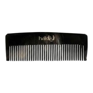 Puede incluir: Un letrero de madera hecho a mano con la palabra "Welcome" en una fuente juguetona. El letrero presenta un fondo blanco desgastado y un marco de madera teñida oscura. Incluye un elemento floral decorativo.