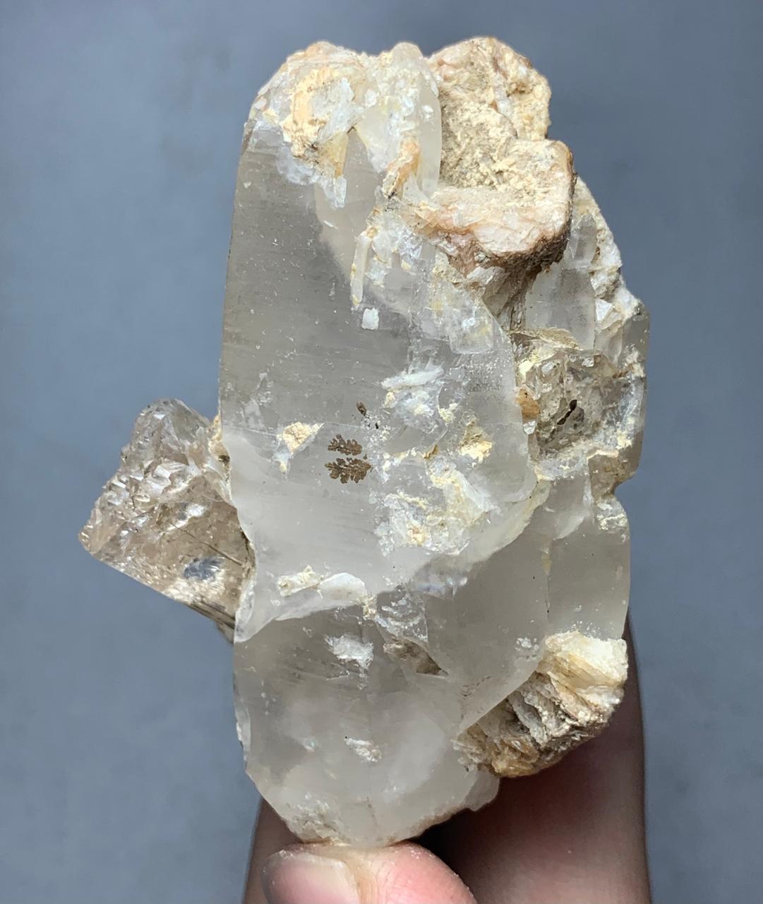 パキスタン産の水晶にトパーズをあしらったもの パキスタン産の美しいトパーズと水晶の標本 105g - Etsy 日本