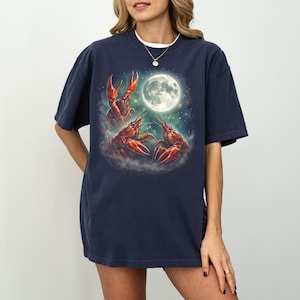 Comfort Colors® Three Crawfish Moon Shirt, Crawfish Howling to The Moon Shirt, Vintage Moon Animals Tee, Funny Beach Shirt, Crawfish Shirt Bild 3