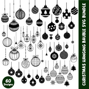 Op de afbeelding: Een verzameling van 60 zwart-witte SVG-ontwerpen voor hangende kerstballen. De ornamenten hebben verschillende patronen, waaronder sterren, sneeuwvlokken, strepen en strikken. De tekst "Christmas Hanging Bauble SVG Bundle" staat rechts.