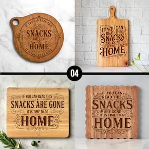 Op de afbeelding: Vier houten snijplanken met de gegraveerde tekst "Als je dit kunt lezen, zijn de snacks op, het is tijd om naar huis te gaan." De planken hebben verschillende vormen, waaronder rond, rechthoekig en met een handvat.