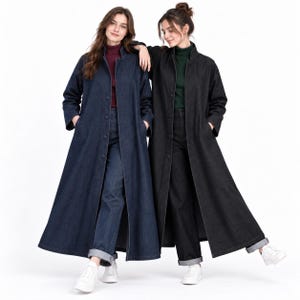Peut inclure: Deux longs manteaux en jean, l'un bleu foncé et l'autre noir, dotés d'une fermeture boutonnée, de manches longues et de poches latérales. Les manteaux sont portés sur des jeans taille haute assortis, accompagnés de baskets blanches.