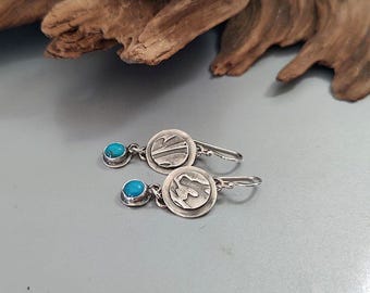 Pendientes de plata de ley texturizados con turquesas, pendientes artesanales con piedras preciosas.