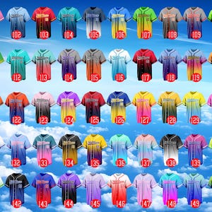 Puede incluir: Una colecci&oacute;n de cincuenta camisetas de b&eacute;isbol de manga corta con botones, dispuestas en una cuadr&iacute;cula. Cada camiseta presenta un degradado de color &uacute;nico, un cierre frontal de botones y una etiqueta roja circular numerada del 101 al 150.