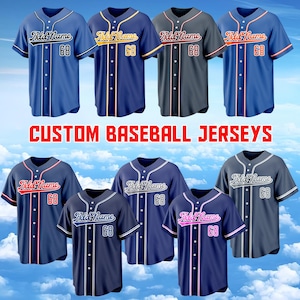 Puede incluir: Una colecci&oacute;n de ocho camisetas de b&eacute;isbol abotonadas en varios tonos de azul y gris. Cada camiseta presenta el texto Add Name en fuente cursiva en el pecho y el n&uacute;mero 68 en la parte delantera. El texto CUSTOM BASEBALL JERSEYS est&aacute; centrado.