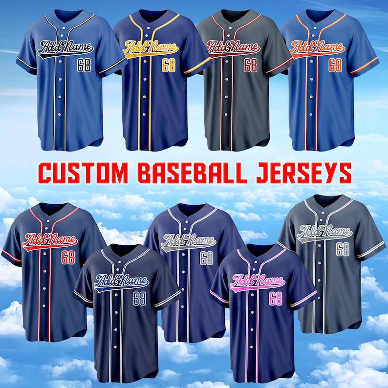 Puede incluir: Una colecci&oacute;n de ocho camisetas de b&eacute;isbol abotonadas en varios tonos de azul y gris. Cada camiseta presenta el texto Add Name en fuente cursiva en el pecho y el n&uacute;mero 68 en la parte delantera. El texto CUSTOM BASEBALL JERSEYS est&aacute; centrado.