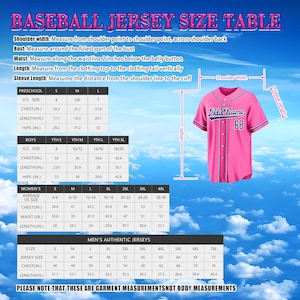 Puede incluir: Una tabla de tallas de camiseta de b&eacute;isbol rosa con una camiseta rosa abotonada con ribetes azules, el texto Add Name y el n&uacute;mero 68. La tabla incluye columnas para tallas de preescolar, ni&ntilde;os, mujeres y hombres con medidas en pulgadas.