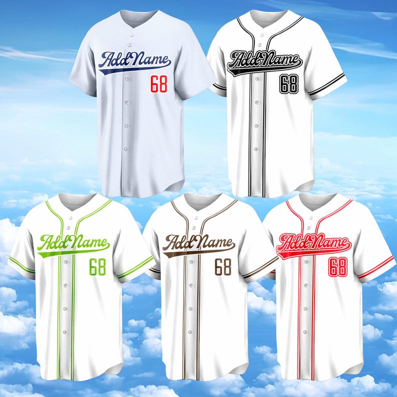 Puede incluir: Cinco camisetas de b&eacute;isbol blancas con cierre de botones. Cada camisa presenta el texto Add Name en una fuente cursiva y el n&uacute;mero 68 en una fuente de bloque. Las camisetas tienen ribetes y letras en diferentes colores: azul, negro, lima, marr&oacute;n y rojo.