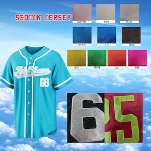 Puede incluir: Una camiseta de b&eacute;isbol turquesa con ribetes blancos, que presenta el texto Add Name y el n&uacute;mero 68 en purpurina plateada. La imagen incluye una carta de colores con doce opciones de tela de lentejuelas y primeros planos de n&uacute;meros plateados y verde lima.