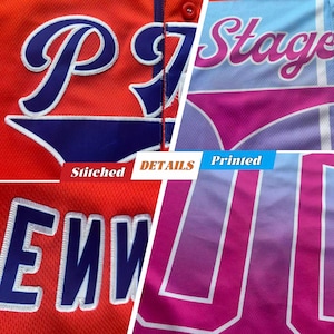 Puede incluir: Una comparaci&oacute;n de t&eacute;cnicas de personalizaci&oacute;n de camisetas con una tela de malla naranja con letras cosidas en azul oscuro y una tela de malla azul claro y rosa con texto y n&uacute;meros impresos. La imagen incluye las etiquetas Stitched y Printed.