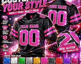 Puede incluir: Una camiseta negra con texto y números de purpurina rosa personalizables. El diseño incluye las frases CUSTOMIZE YOUR STYLE, MAKE IT YOURS. WEAR IT PROUD, TEAM NAME, YOUR NAME y REAL GLITTER THAT SPARKLES, con opciones de color mostradas abajo.