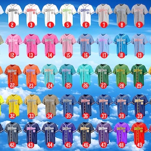 Puede incluir: Una colecci&oacute;n de cincuenta camisetas de b&eacute;isbol abotonadas mostradas en una cuadr&iacute;cula, cada una con el texto 'Add Name' y el n&uacute;mero '68' en el frente. Las camisetas se presentan en una gran variedad de colores s&oacute;lidos y combinaciones.
